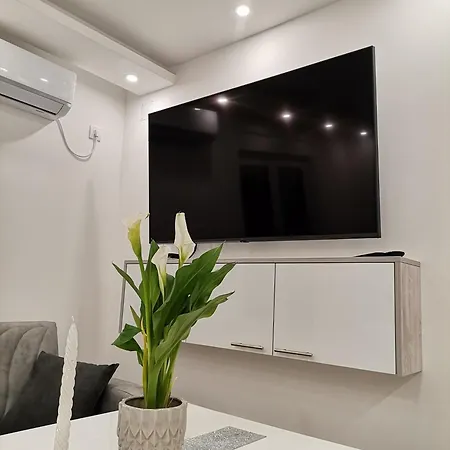 Break Apartment *